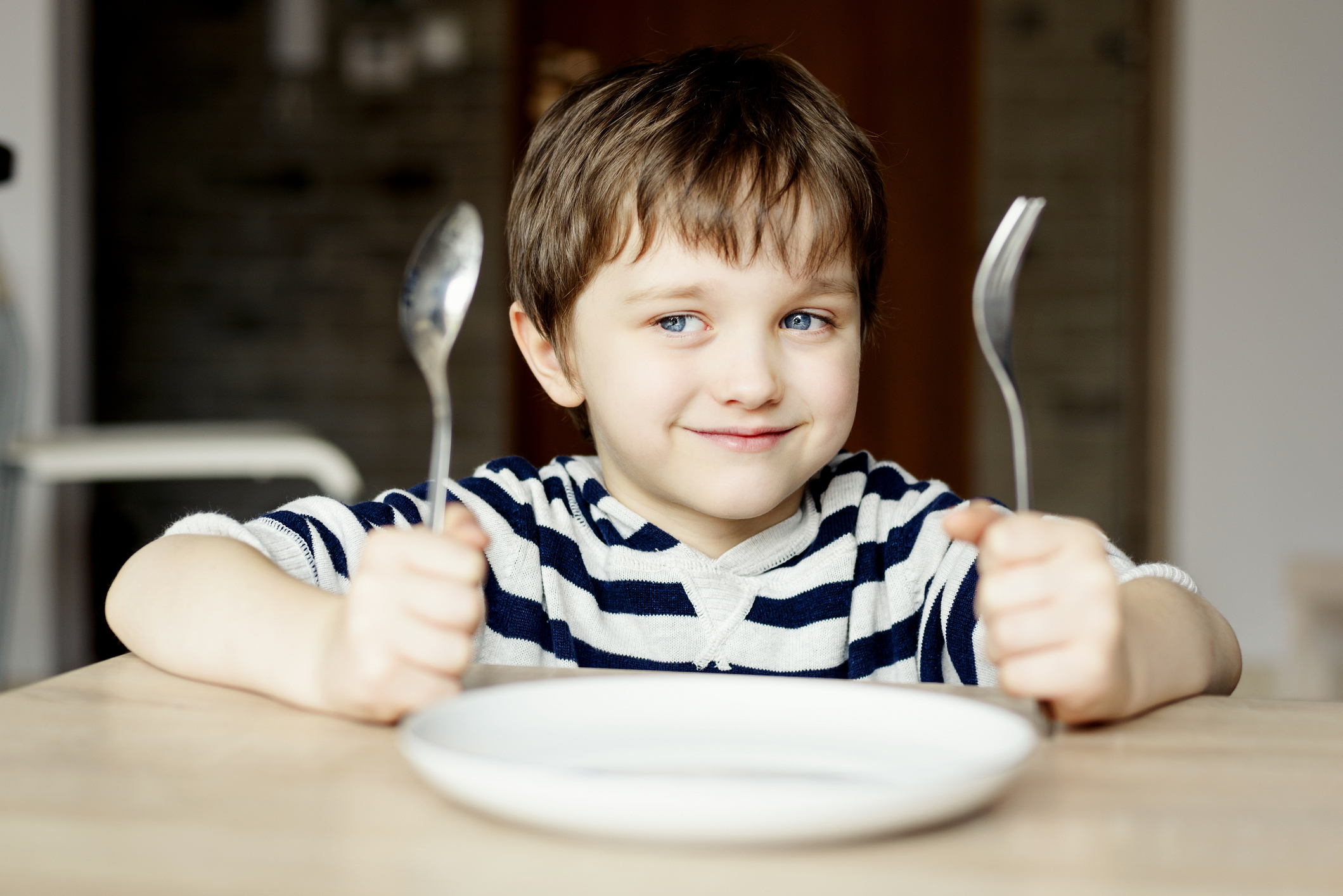 Hungry teacher. Дети за столом. Мальчик за столом. Ребенок кушает. Ребенок завтракает.