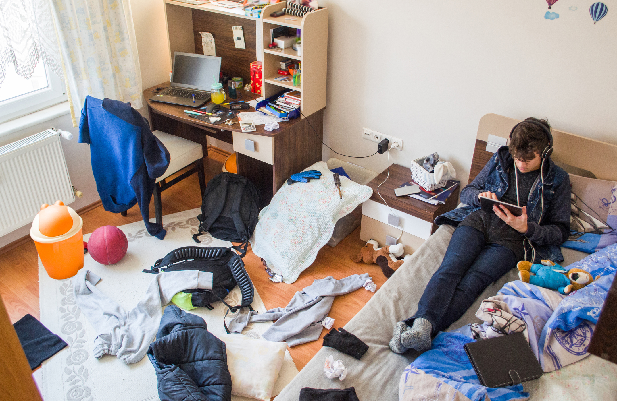 messy-teen-bedroom